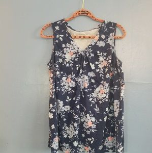 🌟Women within floral v-neck tank top. Size L